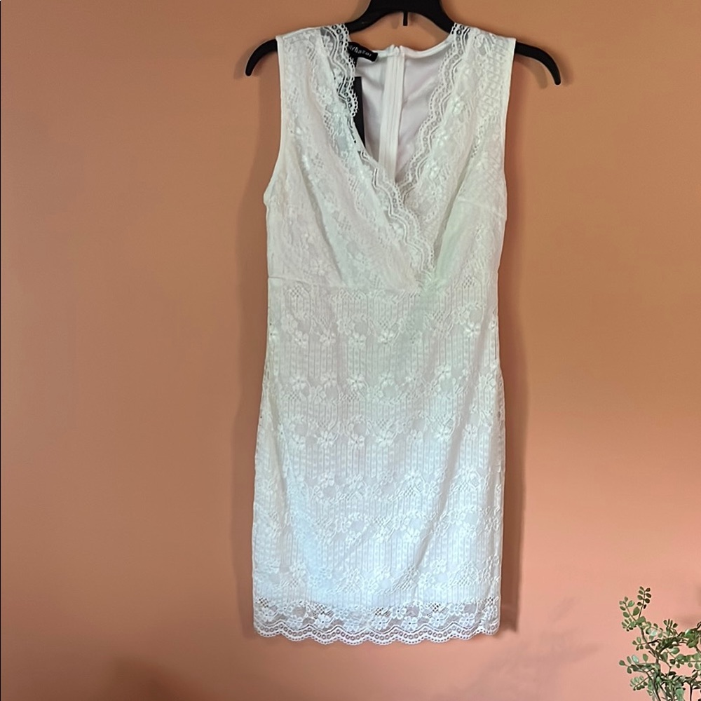 White Sleeveless V-Neck Sheath Mini Dress